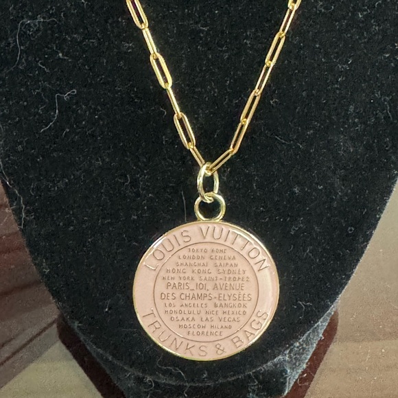 Louis Vuitton 32mm‎ Pink  Trunk &
Bags 18” Stainless Steel Gold Plated Necklace - Picture 2 of 4